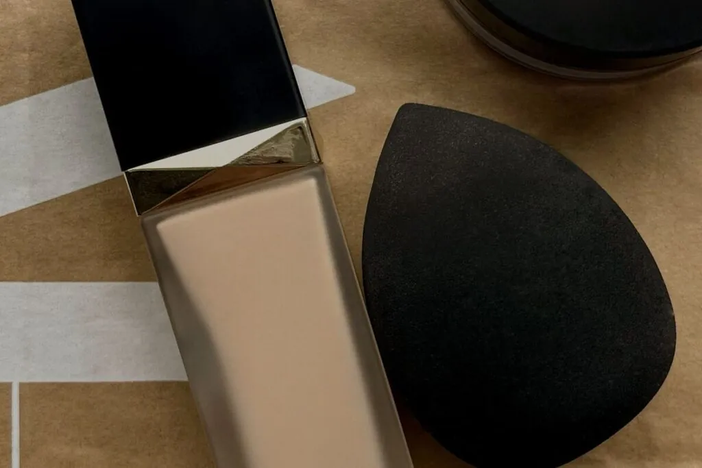 Liquid foundation bottle with makeup sponges